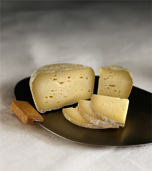 Queso Alzinar con leche cruda de vaca curado de l'Aubreda
