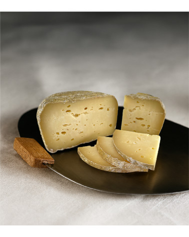Queso Alzinar con leche cruda de vaca curado de l'Aubreda